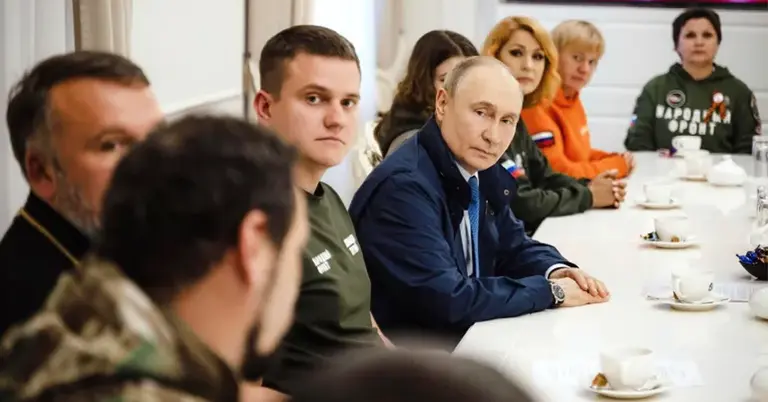 কারস্ক অঞ্চলে সফরের সময় স্বেচ্ছাসেবকদের সাথে কথা বলছেন ভ্লাদিমির পুতিন